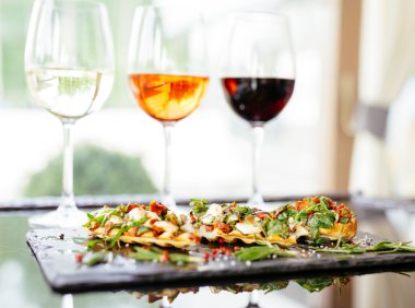 Közlenmiş domates, mozzarella peyniri ve otlar ile İtalyan bruschetta