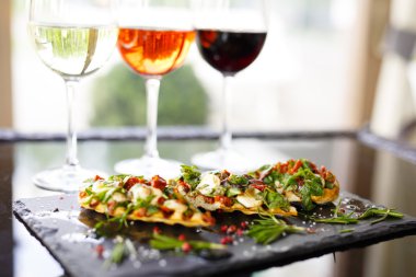 Közlenmiş domates, mozzarella peyniri ve otlar ile İtalyan bruschetta