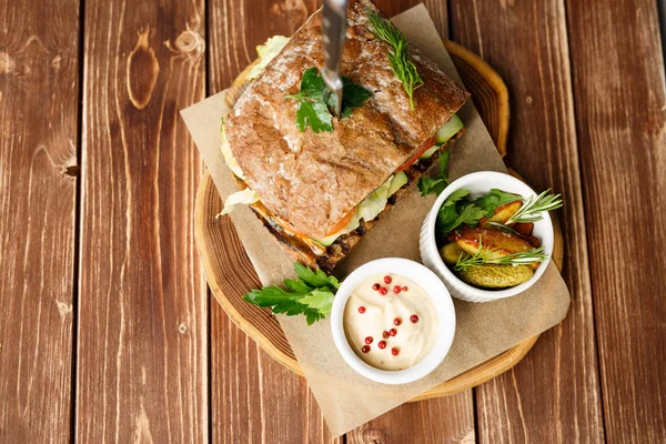 Sanduíche com legumes frescos — Fotografia de Stock