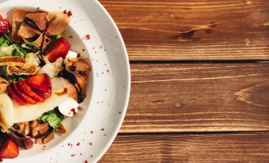 Et salatası roka ve çilek.