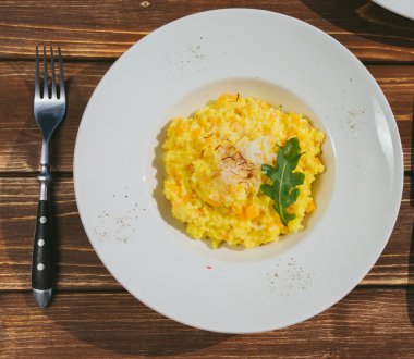 Rustik ahşap masa günü kahvaltıda kapta yulaf lapası