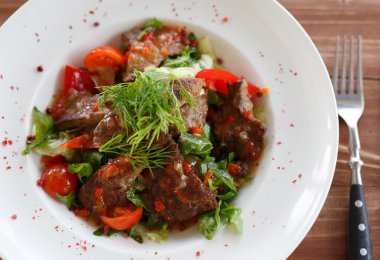 Baharatlı Salatası Kavrulmuş Dana eti, kırmızı biber, domates ve yeşillik