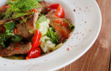 Baharatlı Salatası Kavrulmuş Dana eti, kırmızı biber, domates ve yeşillik