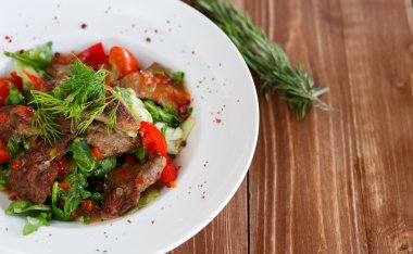 Baharatlı Salatası Kavrulmuş Dana eti, kırmızı biber, domates ve yeşillik