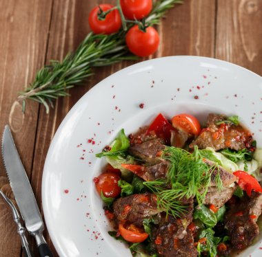 Baharatlı Salatası Kavrulmuş Dana eti, kırmızı biber, domates ve yeşillik
