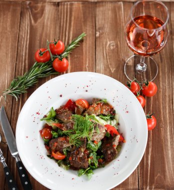 karşılamak, domates, biber ve yeşil salata ahşap bir masa üzerinde