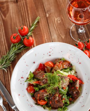 karşılamak, domates, biber ve yeşil salata ahşap bir masa üzerinde