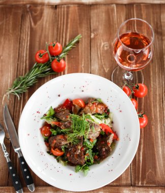 karşılamak, domates, biber ve yeşil salata ahşap bir masa üzerinde