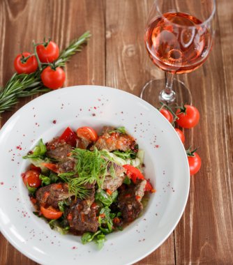 karşılamak, domates, biber ve yeşil salata ahşap bir masa üzerinde