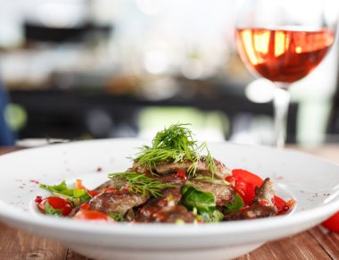 karşılamak, domates, biber ve yeşil salata ahşap bir masa üzerinde