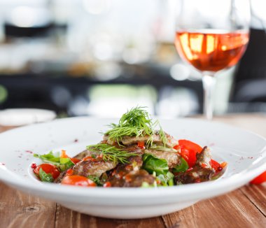 karşılamak, domates, biber ve yeşil salata ahşap bir masa üzerinde