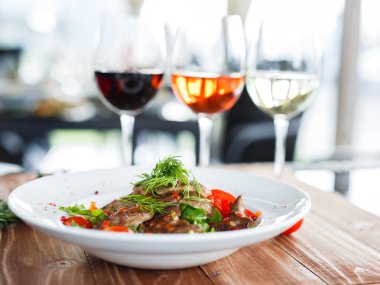 karşılamak, domates, biber ve yeşil salata ahşap bir masa üzerinde