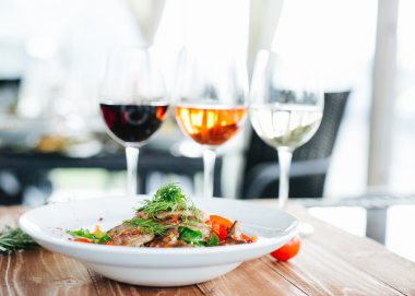 karşılamak, domates, biber ve yeşil salata ahşap bir masa üzerinde