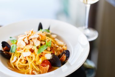 Deniz ürünleri ve midye domates soslu Penne makarna