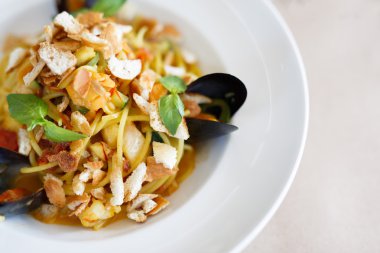 Domates sause deniz ürünleri ve midye restoranda Penne makarna