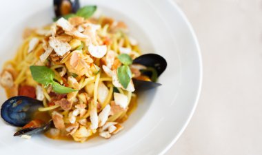 Domates sause deniz ürünleri ve midye restoranda Penne makarna