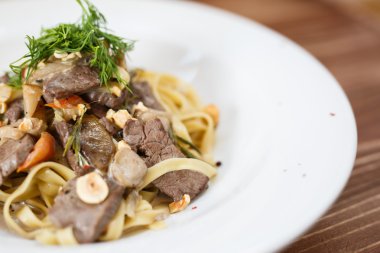 Makarna mantar fındık ve et ile