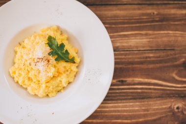 Darı lapası pişmiş kabak ve ahşap masa üzerinde bir kapta tereyağı ile