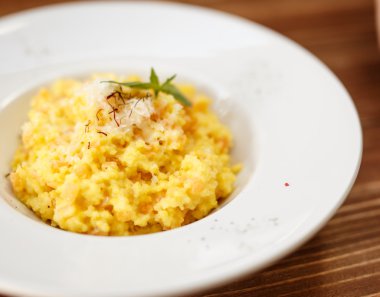 Darı lapası pişmiş kabak ve ahşap masa üzerinde bir kapta tereyağı ile