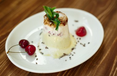 İtalyan tatlı çilek ile ahşap masa üzerinde buz creame