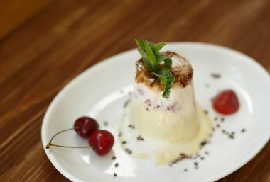 İtalyan tatlı çilek ile ahşap masa üzerinde buz creame