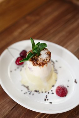 İtalyan tatlı çilek ile ahşap masa üzerinde buz creame