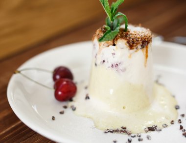 İtalyan tatlı çilek ile ahşap masa üzerinde buz creame