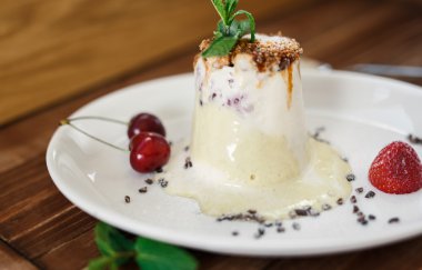 İtalyan tatlı çilek ile ahşap masa üzerinde buz creame