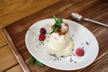 İtalyan tatlı çilek ile ahşap masa üzerinde buz creame