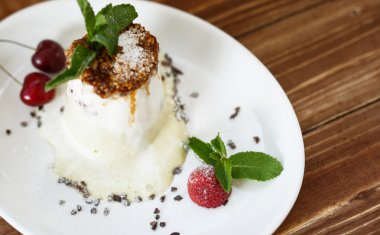 İtalyan tatlı çilek ile ahşap masa üzerinde buz creame