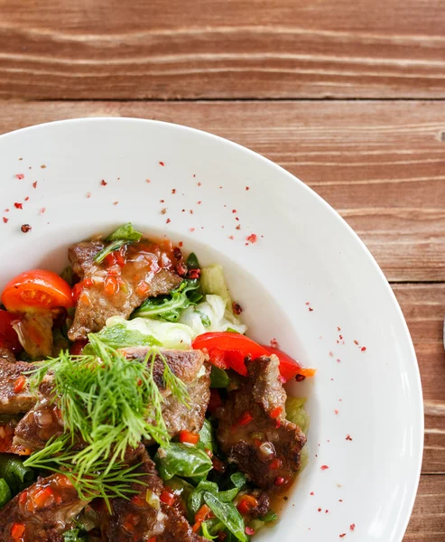 Ensalada picante de carne asada, pimiento rojo, tomate y verduras — Foto de Stock