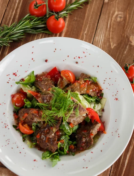 Ensalada picante de carne asada, pimiento rojo, tomate y verduras — Foto de Stock