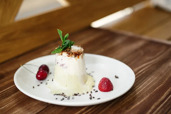 Dessert italiano con bacche, gelato sul tavolo di legno — Foto Stock