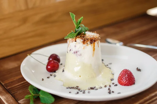 Dessert italiano con bacche, gelato sul tavolo di legno — Foto Stock