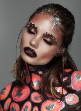 Sanat ile moda modele kadar turuncu ve siyah renk