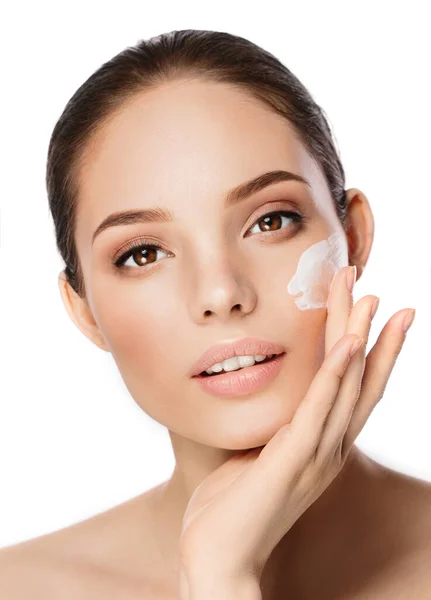 Jovem com máscara facial hidratante sobre fundo branco. Foto de mulher bonita recebe os tratamentos de spa. — Fotografia de Stock