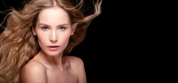 Wellness och spa. Sensuell kvinna modell med vindpinade flygande mörk blont hår på grå bakgrund. — Stockfoto