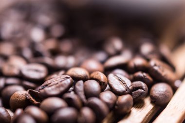 Ahşap masa üzerinde kahve çekirdekleri