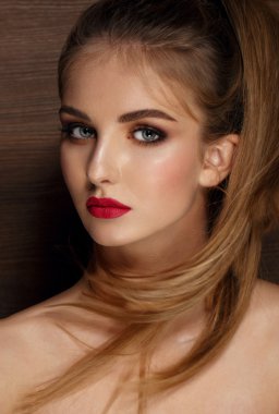 güzel genç model kırmızı dudaklar