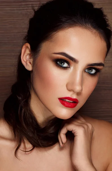 Vacker ung modell med röda läppar — Stockfoto