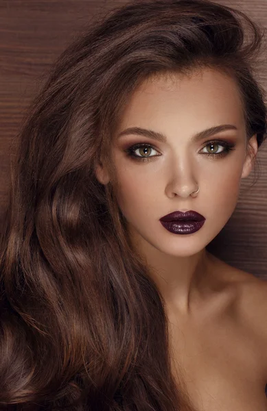 Glamour portrét krásné ženy model s čerstvou denní make-up a romantický vlnitý účes. — Stock fotografie