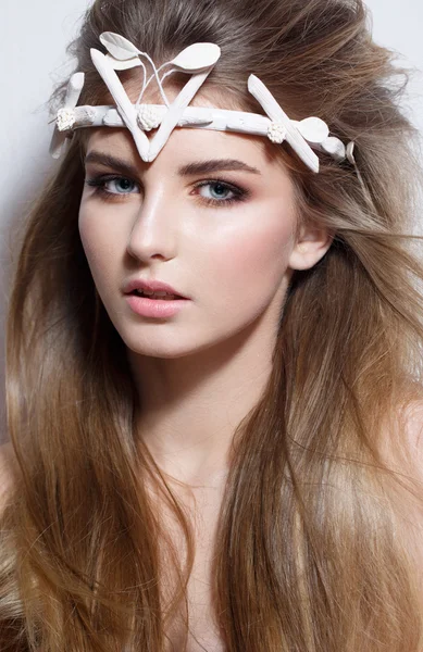 Glamour porträtt av vacker kvinna modell med fräsch daglig makeup och romantisk vågig frisyr. — Stockfoto