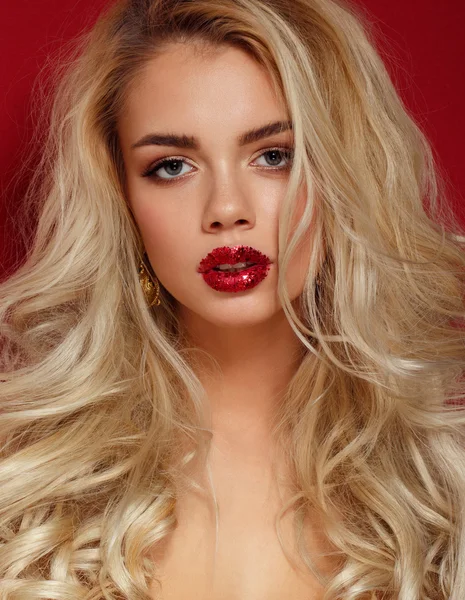 Vacker ung modell med röda läppar — Stockfoto