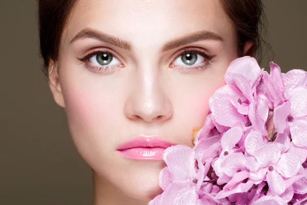 Beautiful Girl With Orchid Flowers.Beauty Woman Face.Vogue Styled Fashion Portrait. — Stock Photo, Image