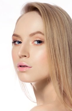 Güzel kadın modelinin göz kamaştırıcı portresi. Günlük makyajlı ve romantik dalgalı saç stili..