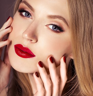 güzel genç model kırmızı dudaklar