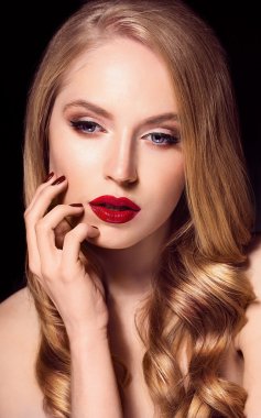 güzel genç model kırmızı dudaklar
