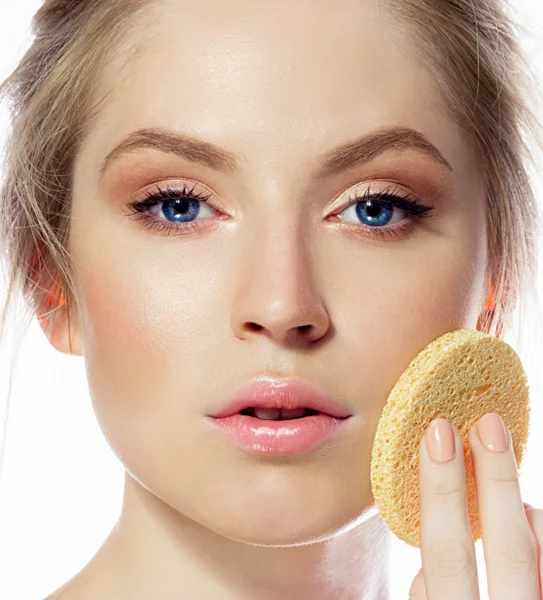 Krásný model použití kosmetika krém na obličej — Stock fotografie