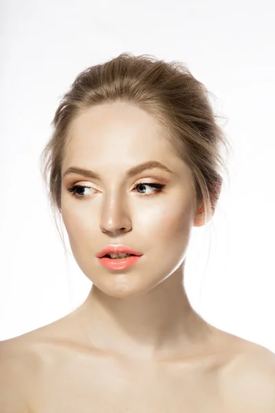 Glamour-Porträt der schönen Frau Modell mit frischem täglichen Make-up und romantischer Wellenfrisur. — Stockfoto