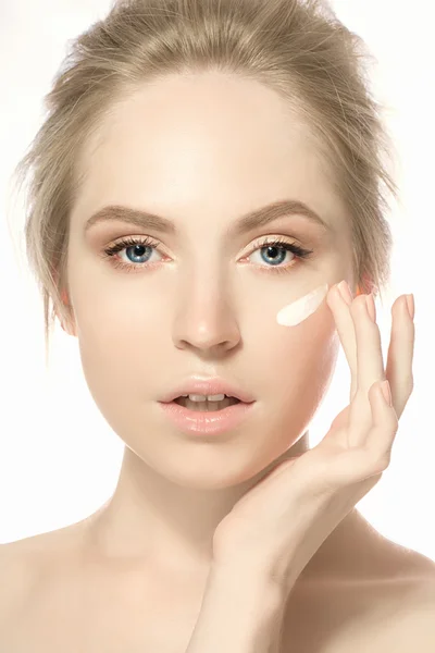 Krásný model použití kosmetika krém na obličej — Stock fotografie
